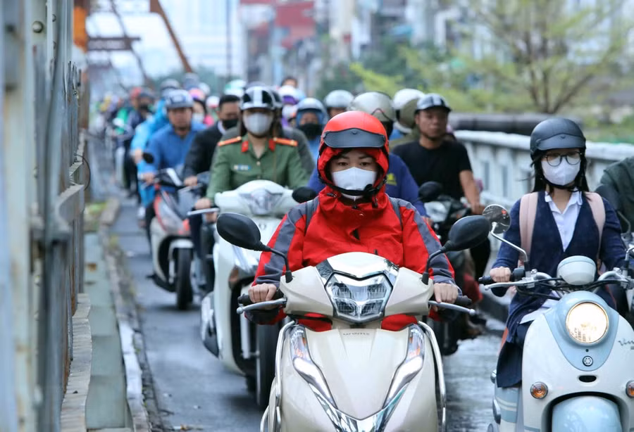 Thủ đô Hà Nội có mưa vài nơi, sáng sớm có sương mù nhẹ, trưa chiều giảm mây hửng nắng. Sáng và đêm trời lạnh. (Ảnh: An Đăng/TTXVN)