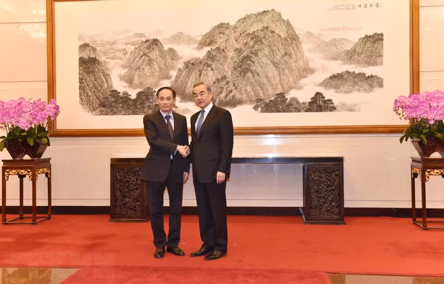 Bí thư Trung ương Đảng, Trưởng Ban Đối ngoại Trung ương Lê Hoài Trung hội kiến Ủy viên Bộ Chính trị, Chủ nhiệm Văn phòng Ủy ban Công tác đối ngoại Trung ương, Bộ trưởng Bộ Ngoại giao Trung Quốc Vương Nghị. (Ảnh: Tiến Trung/TTXVN)