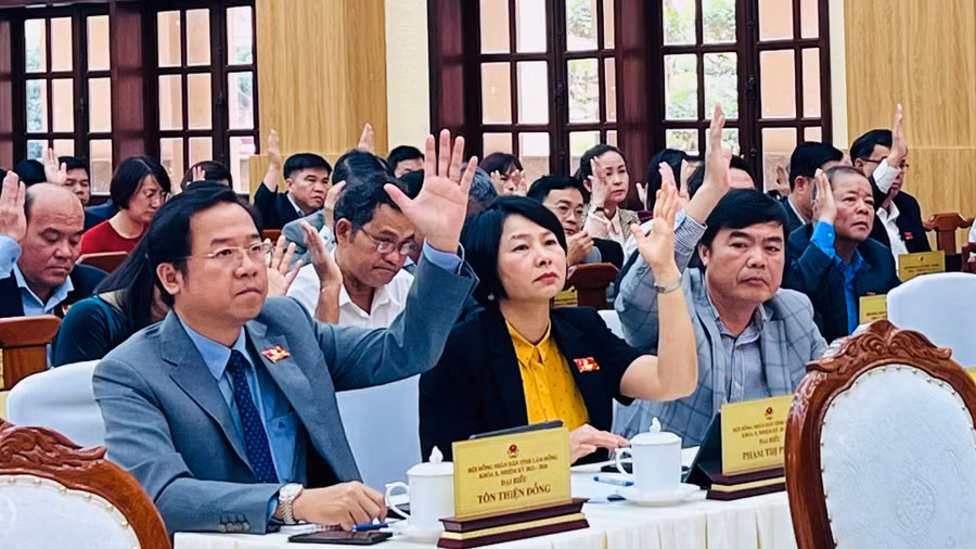 Cán bộ năng động, sáng tạo, dám nghĩ, dám làm, dám chịu trách nhiệm vì lợi ích chung phải được khuyến khích, bảo vệ. Trong ảnh: Biểu quyết thông qua các nghị quyết nhằm thúc đẩy kinh tế-xã hội.