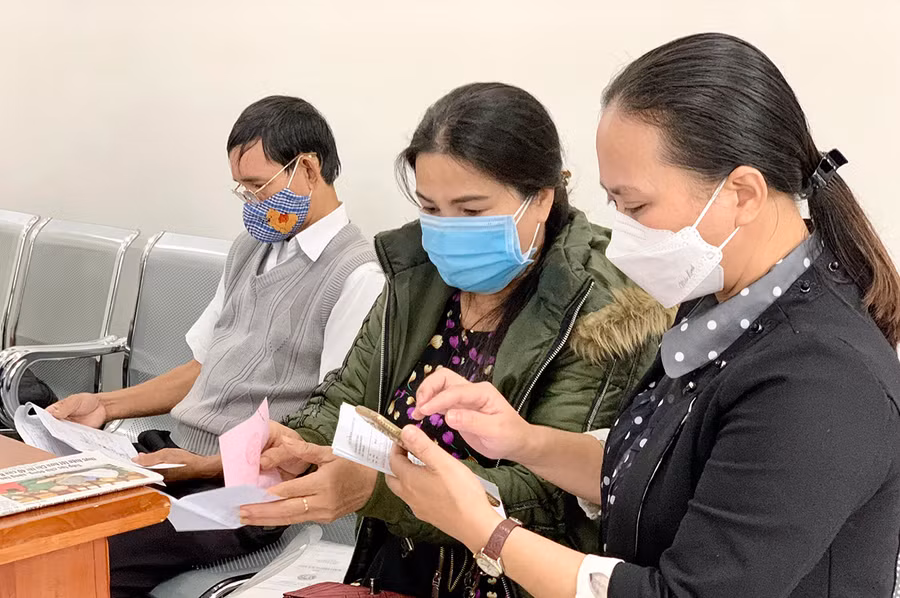 Cán bộ BHXH tỉnh hướng dẫn người dân cài đặt ứng dụng VssID-BHXH số. Ảnh: Như Ý Cán bộ BHXH tỉnh hướng dẫn người dân cài đặt ứng dụng VssID-BHXH số. Ảnh: Như Ý