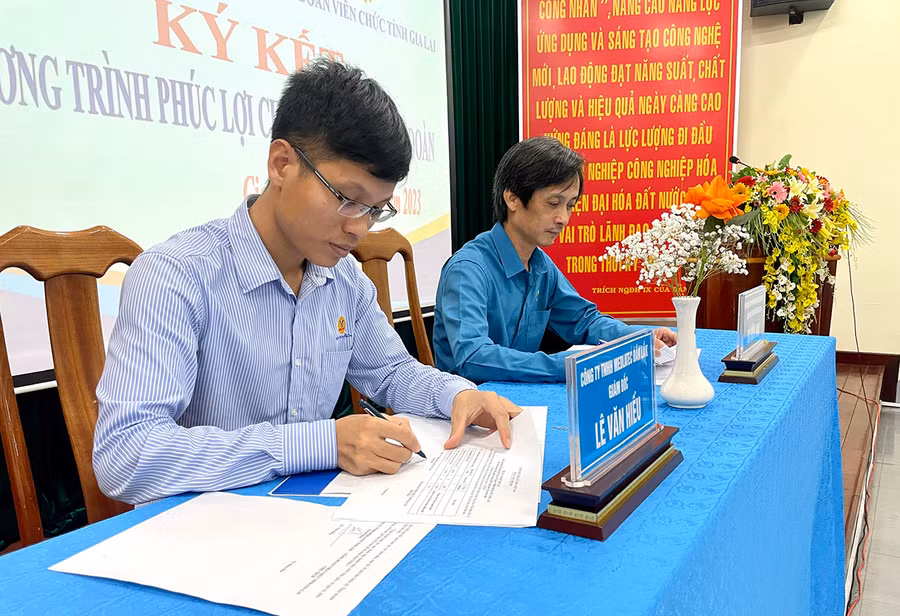 Chủ tịch Công đoàn Viên chức tỉnh Võ Hữu Hải (phải) ký thỏa thuận hợp tác với Giám đốc Công ty TNHH Medlatec Đắk Lắk Lê Văn Hiếu về ưu đãi cho đoàn viên, người lao động. Ảnh: Lam Nguyên