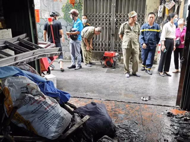 Lực lượng chức năng phong tỏa hiện trường để khám nghiệm. Ảnh: KIẾN TRẦN