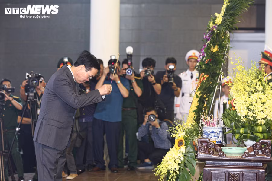 Chủ tịch nước Võ Văn Thưởng thắp nén hương tiễn biệt nguyên Thứ trưởng Bộ Quốc phòng Nguyễn Chí Vịnh.