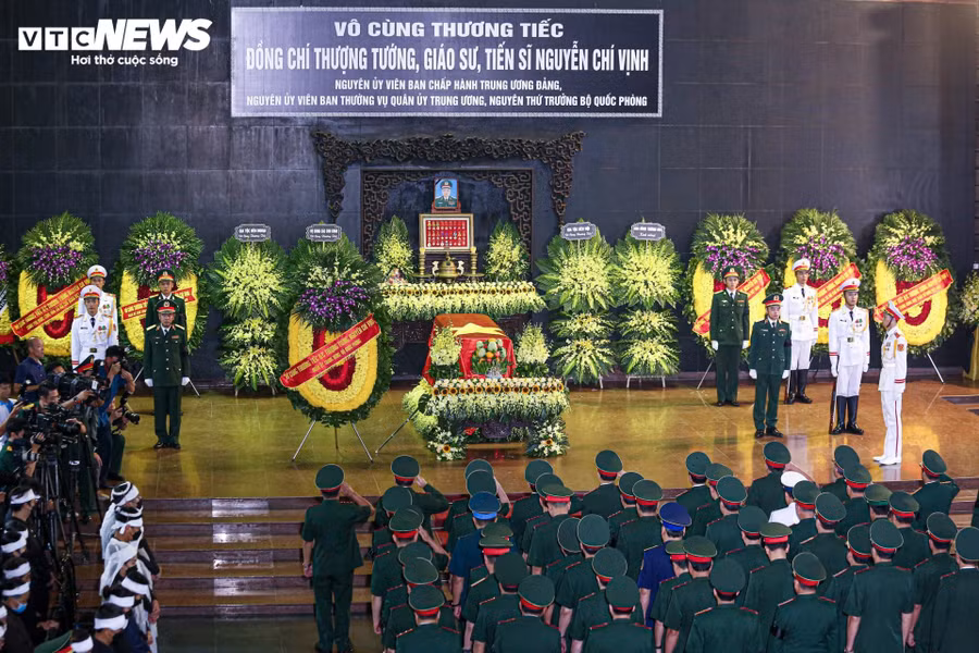 Sáng nay (18/9), tang lễ Thượng tướng Nguyễn Chí Vịnh - nguyên Ủy viên Trung ương Đảng, nguyên Ủy viên Thường vụ Quân ủy Trung ương, nguyên Thứ trưởng Bộ Quốc phòng - được tổ chức trọng thể theo nghi thức Lễ tang Cấp cao tại Nhà tang lễ Quốc gia, số 5 Trần Thánh Tông, Hà Nội.
