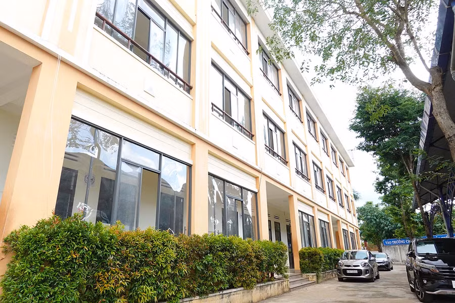 Trường THPT Chi Lăng đã chuẩn bị đầy đủ cơ sở vật chất, trang thiết bị cần thiết cho điểm thi tốt nghiệp THPT năm 2024. Ảnh: Mộc Trà