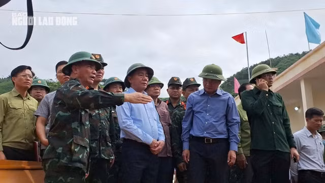 Ông Trần Cẩm Tú, Ủy viên Bộ Chính trị, Bí thư Trung ương Đảng, Chủ nhiệm Ủy ban Kiểm tra Trung ương, nghe Bí thư Tỉnh ủy Lào Cai và Phó Tư lệnh, tham mưu trưởng Quân khu 2 báo cáo. Ảnh: Văn Duẩn Ông Trần Cẩm Tú, Ủy viên Bộ Chính trị, Bí thư Trung ương Đảng, Chủ nhiệm Ủy ban Kiểm tra Trung ương, nghe Bí thư Tỉnh ủy Lào Cai và Phó Tư lệnh, tham mưu trưởng Quân khu 2 báo cáo. Ảnh: Văn Duẩn