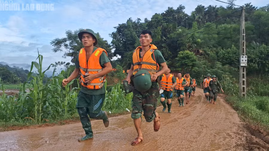 Lực lượng cứu hộ tiếp tục lên đường tìm kiếm những người xấu số.