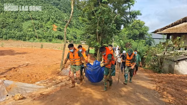 Thi thể nạn nhân được tìm thấy và bàn giao cho gia đình để lo hậu sự. Ảnh: Văn Duẩn Thi thể nạn nhân được tìm thấy và bàn giao cho gia đình để lo hậu sự. Ảnh: Văn Duẩn