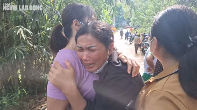 Bà Lý thị Hồng mất con gái, cháu và con rể, bà ôm dân làng và khóc ngất. Ảnh: Văn Duẩn Bà Lý thị Hồng mất con gái, cháu và con rể, bà ôm dân làng và khóc ngất. Ảnh: Văn Duẩn