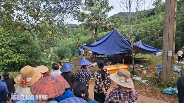 Dân làng tổ chức tang lễ cho những người xấu số. Ảnh: Văn Duẩn Dân làng tổ chức tang lễ cho những người xấu số. Ảnh: Văn Duẩn
