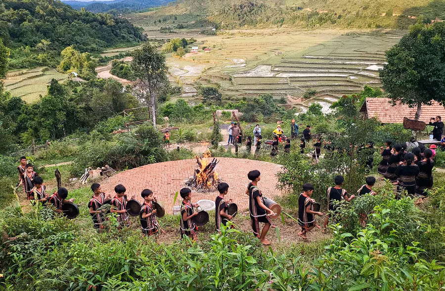 Thôn có 3 đội cồng chiêng xoang, gồm 2 đội người lớn và 1 đội trẻ em với tổng số 88 thành viên.