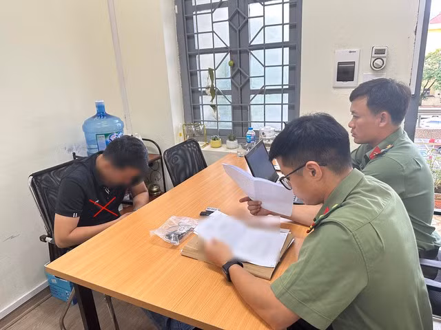 Công an làm việc với G. Ảnh Công an cung cấp