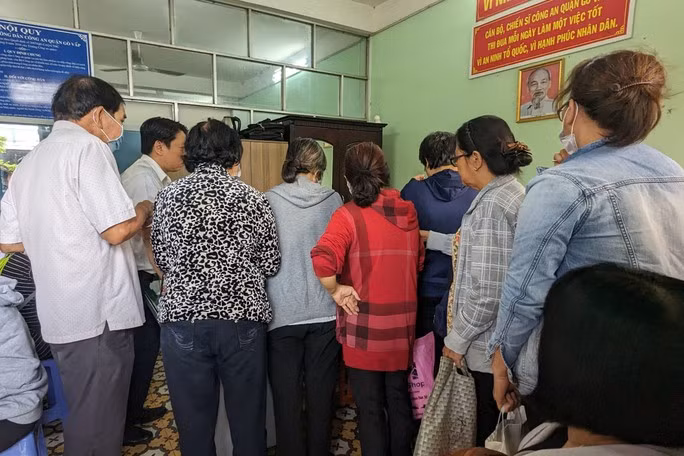 Nhiều người dân bị Vạn Thịnh Phát lừa đảo đi nộp hồ sơ tố cáo - Ảnh 1. Đông người dân đến nộp hồ sơ.