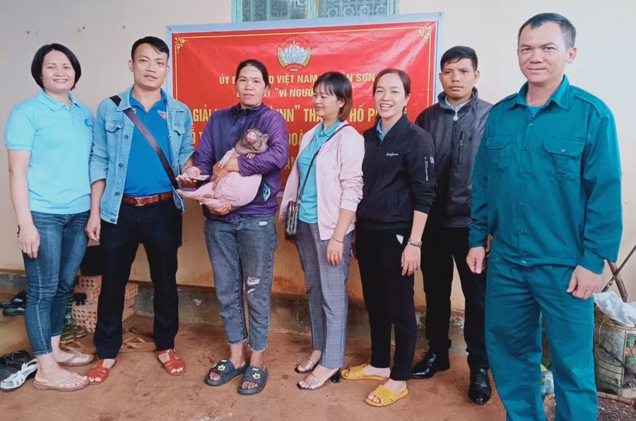 Nhờ Ủy ban MTTQ Việt Nam xã cũng như các hội, đoàn thể quan tâm, nhiều hộ nghèo ở xã Tân Sơn được hỗ trợ sinh kế kịp thời, ổn định cuộc sống. Ảnh đơn vị cung cấp