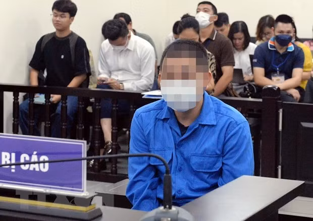 Bị cáo Phạm Duy Hùng, chủ cơ sở kinh doanh Karaoke ISIS (phố Quan Hoa, Cầu Giấy, Hà Nội) tại phiên tòa xét xử. (Ảnh: TTXVN) Bị cáo Phạm Duy Hùng, chủ cơ sở kinh doanh Karaoke ISIS (phố Quan Hoa, Cầu Giấy, Hà Nội) tại phiên tòa xét xử. (Ảnh: TTXVN)