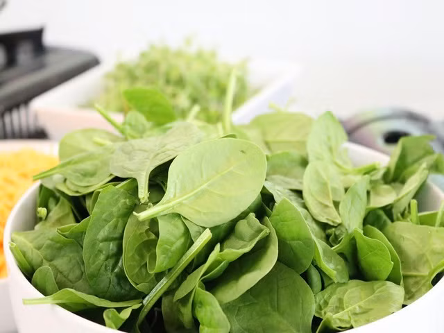 Rau chân vịt không chỉ giàu vitamin A, C, K mà còn là nguồn cung cấp chất sắt chất lượng
