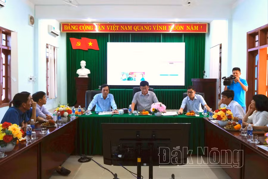 Ban Biên tập Báo Đắk Nông giới thiệu với Đoàn công tác Báo Gia Lai về mô hình tòa soạn hội tụ của Báo Đắk Nông