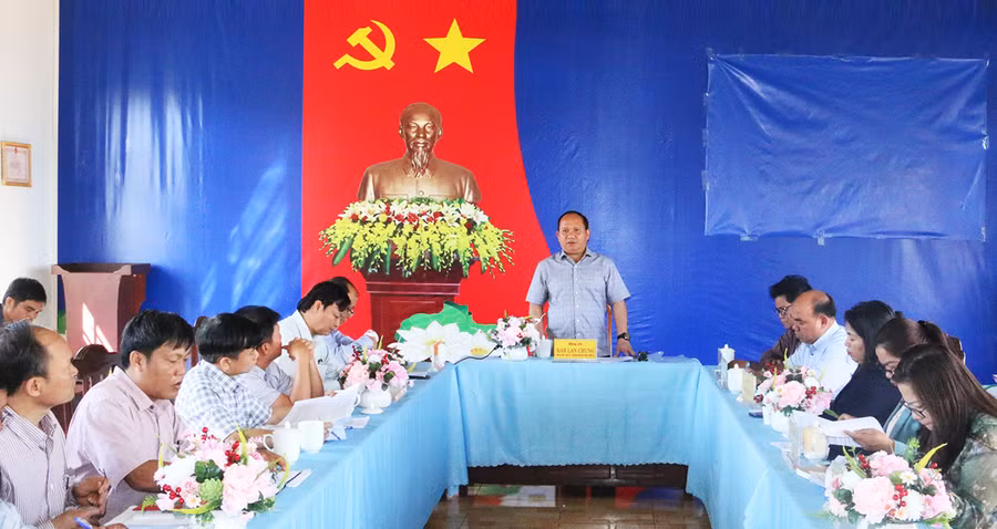 Quang cảnh buổi làm việc của Phó Bí thư Tỉnh ủy, Trưởng ban Nội chính Tỉnh ủy Rah Lan Chung với hệ thống chính trị làng Thơ Ga B. Ảnh: Quang Tấn Quang cảnh buổi làm việc của Phó Bí thư Tỉnh ủy, Trưởng ban Nội chính Tỉnh ủy Rah Lan Chung với hệ thống chính trị làng Thơ Ga B. Ảnh: Quang Tấn