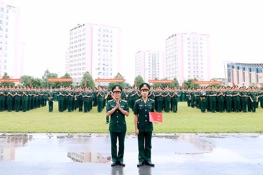 Lê Văn Trường nhận bằng tốt nghiệp với danh hiệu thủ khoa tại Trường Sĩ quan Chính trị khóa học 2019-2024 (ảnh nhân vật cung cấp).