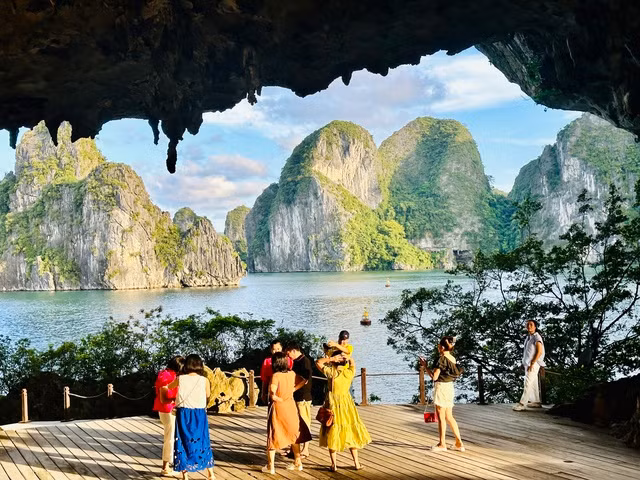 Du khách đắm say trước vẻ đẹp tại hang Trống. Ảnh: Lã Nghĩa Hiếu