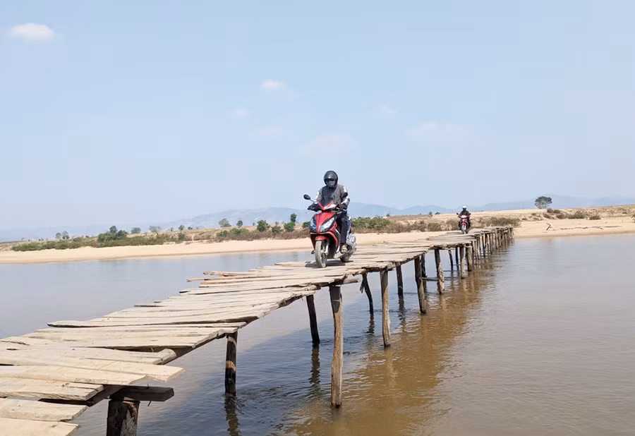 Cầu gỗ tạm bắc qua sông Ba nối xã Ia Kdăm với xã Ia Mrơn (huyện Ia Pa) giúp việc đi lại của người dân đôi bờ thuận tiện hơn nhưng tiềm ẩn nguy cơ rủi ro về tai nạn vào mùa mưa lũ. Ảnh: M.P