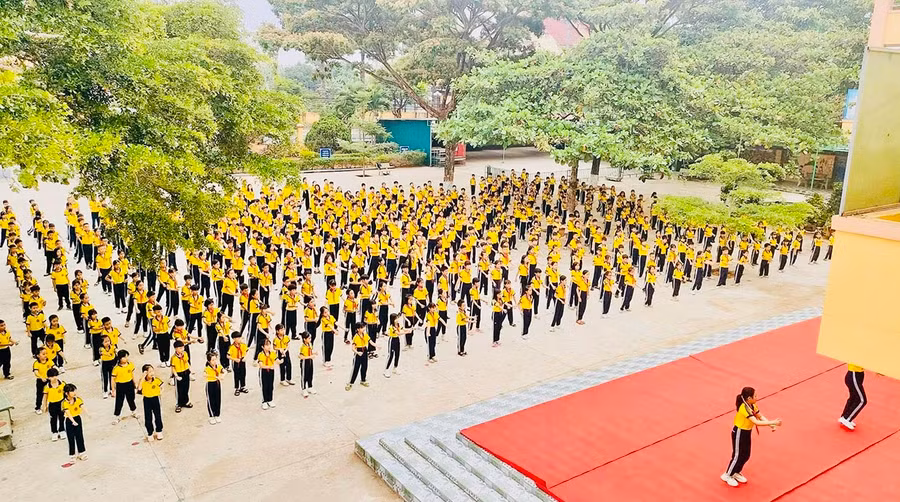 Hoạt động nhảy dân vũ trong giờ ra chơi thu hút đông đảo học sinh tham gia. Ảnh: M.K