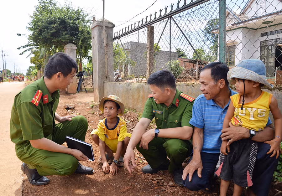 Công an xã Ia Tiêm, huyện Chư Sê về với buôn làng. Ảnh: Thúy Trinh