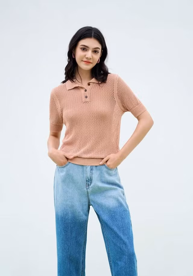Năm nay những mẫu áo đan móc ngắn tay được hội chị em "sủng ái" hết mức khi mix cùng quần denim, chân váy... Combo này tạo nét phóng khoáng, năng động nhưng vẫn giữ được sự chỉn chu thanh lịch để bạn diện đến công sở.