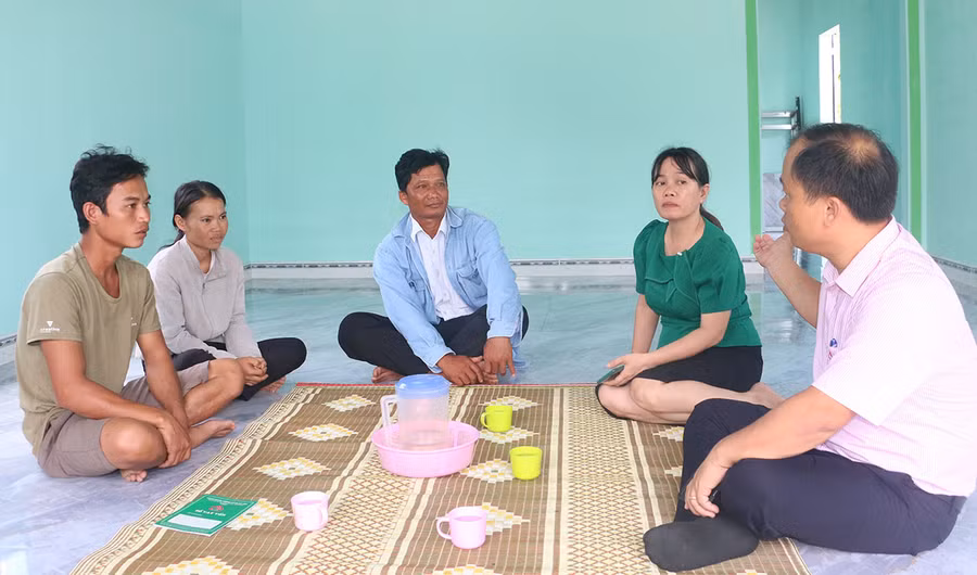 Vợ chồng anh Siu Sen (bìa trái) phấn khởi khi được Nhà nước hỗ trợ làm được ngôi nhà kiên cố, ổn định cuộc sống. Ảnh: Nguyễn Quang