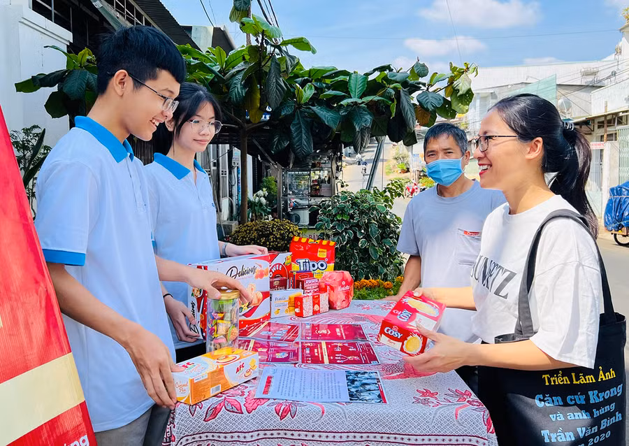 Em Đinh Lê Hoàng Khang (bìa trái) luôn ân cần, trách nhiệm khi tham gia các chiến dịch tình nguyện do nhóm từ thiện Fly To Sky tổ chức. Ảnh: Minh Nhật