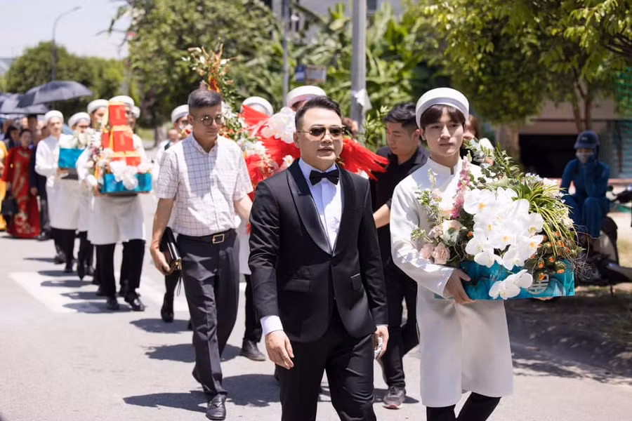 Shark Bình dẫn đầu đoàn nhà trai bê tráp đến hỏi cưới Phương Oanh tại nhà riêng ở Phủ Lý, Hà Nam. Ảnh: Facebook Ngọc Hân Shark Bình dẫn đầu đoàn nhà trai bê tráp đến hỏi cưới Phương Oanh tại nhà riêng ở Phủ Lý, Hà Nam. Ảnh: Facebook Ngọc Hân