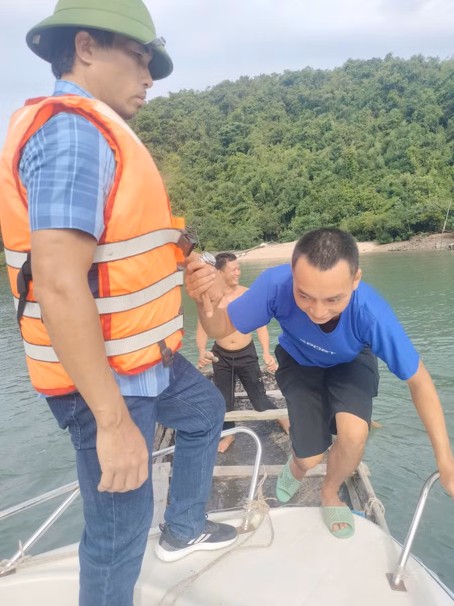 Lực lượng chức năng sơ tán người dân ở đảo Ngọc Vừng (huyện Vân Đồn, tỉnh Quảng Ninh) vào bờ chiều 6-9