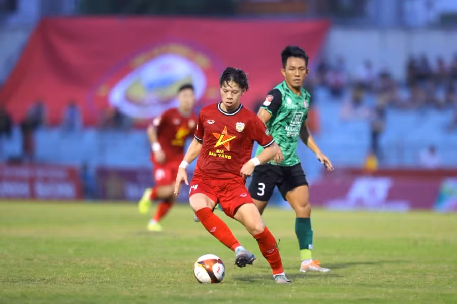 Tiền vệ Viktor Lê chơi năng nổ trong màu áo CLB Hà Tĩnh. Ảnh: Minh Tú