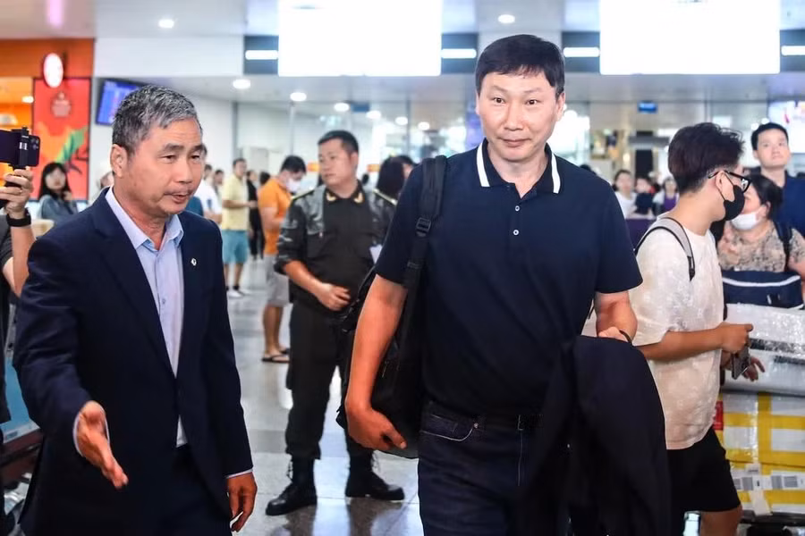 Ông Dương Nghiệp Khôi nói: "HLV Kim Sang-sik dưới 50 tuổi - phù hợp để dẫn dắt đội tuyển Việt Nam. Ông Kim có sức trẻ, nhiệt huyết, hiện đại, là cựu tuyển thủ quốc gia Hàn Quốc. Sau đó cũng đã từng trải qua sự nghiệp cầm quân, có kinh nghiệm. Ông Kim rất cầu thị trong lần đầu làm HLV đội tuyển bóng đá ở một quốc gia. Khi đàm phán, tôi có trao đổi với ông Kim Sang-sik và nhận thấy ông ấy thân thiện và hòa nhã. Theo tôi cảm nhận, ông Kim sẽ dễ dàng tiếp cận các cầu thủ và nhận được thiện cảm từ họ. Từ ánh mắt, sự quyết tâm, tôi thấy được khát vọng của ông Kim khi tiếp nhận vị trí HLV trưởng đội tuyển Việt Nam và U.23 Việt Nam. Ông Kim xem HLV Park Hang Seo là tấm gương để phấn đấu và mong muốn cùng bóng đá Việt Nam đi lên. Thầy cũ của HLV Kim Sang-sik sẽ cho ông ấy nhiều lời khuyên quý giá". Ảnh: MINH TÚ