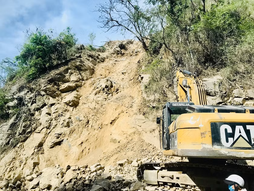 Việc thi công chậm tiến độ còn gây nhiều hệ lụy cho người dân sống hai bên đường. Ảnh: Đoàn Minh Phụng
