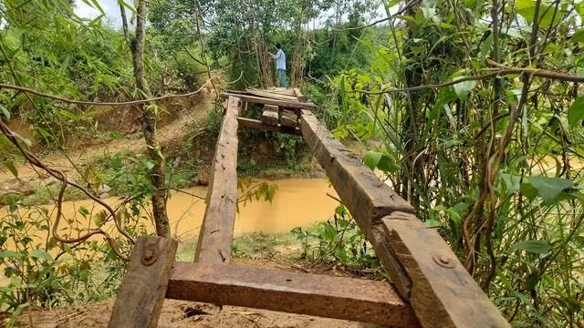 Cầu treo dài hơn 40 m bắc ngang suối Đăk Rnghe đã hư hỏng, người dân không dám đi qua. Ảnh: ĐỨC NHẬT Cầu treo dài hơn 40 m bắc ngang suối Đăk Rnghe đã hư hỏng, người dân không dám đi qua. Ảnh: ĐỨC NHẬT