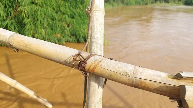 Trụ cầu và thành cầu được buộc lại với nhau bằng dây thép hoen gỉ, thậm chí là dây vải. Ảnh: ĐỨC NHẬT Trụ cầu và thành cầu được buộc lại với nhau bằng dây thép hoen gỉ, thậm chí là dây vải. Ảnh: ĐỨC NHẬT