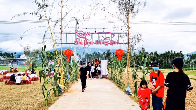 Chương trình Đêm ẩm thực làng quê tại làng du lịch cộng đồng Bình Thành. Ảnh: Hải Phong Chương trình Đêm ẩm thực làng quê tại làng du lịch cộng đồng Bình Thành. Ảnh: Hải Phong