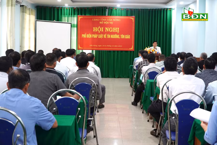 Hội nghị cung cấp các kiến thức, quy định của pháp luật về tín ngưỡng, tôn giáo. Hội nghị cung cấp các kiến thức, quy định của pháp luật về tín ngưỡng, tôn giáo.