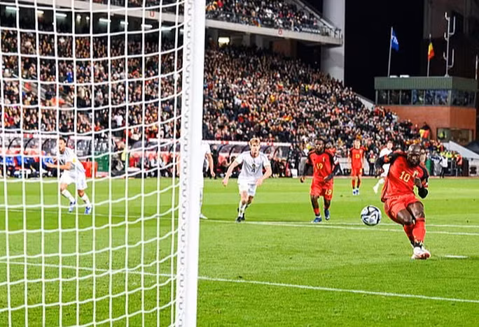 2 cổ động viên bị bắn chết, trận Bỉ - Thụy Điển bị tạm hoãn - Ảnh 1. Romelu Lukaku gỡ hòa 1-1 cho chủ nhà Bỉ phút 31.