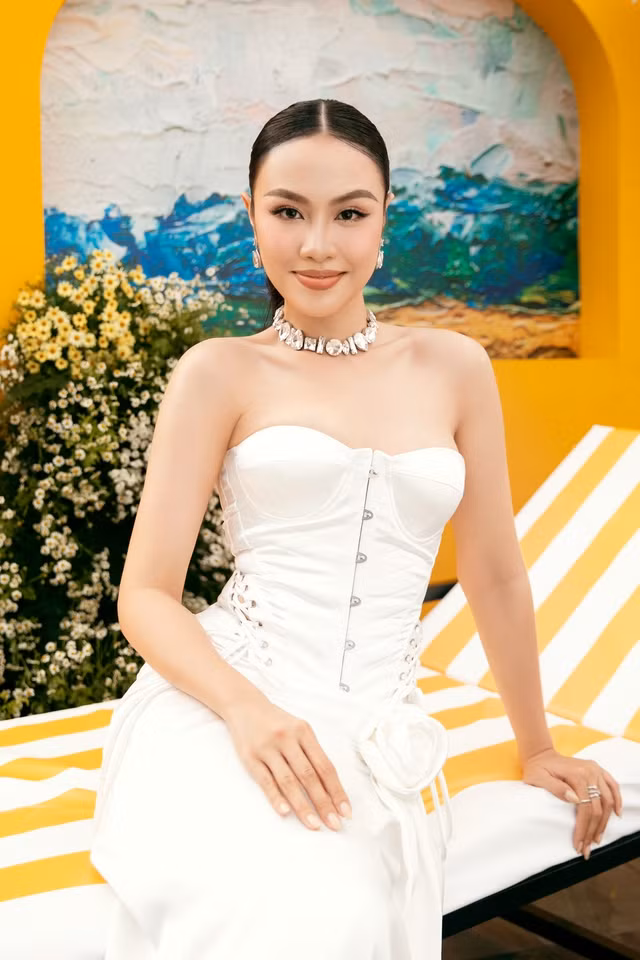 Hoa hậu Tiểu Vy khoe vai trần gợi cảm - Ảnh 5.