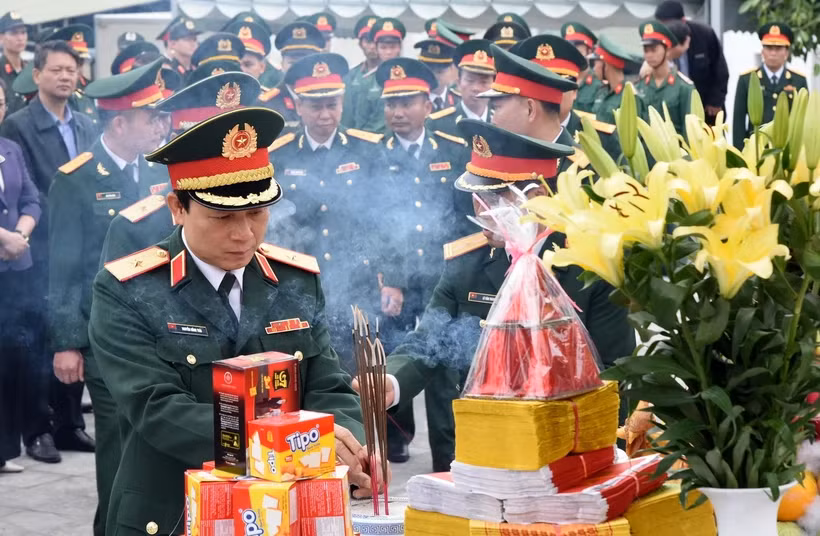 Các đại biểu dâng hương tưởng niệm các liệt sỹ quân tình nguyện Việt Nam hy sinh tại Lào. (Ảnh: Trung Kiên/TTXVN)