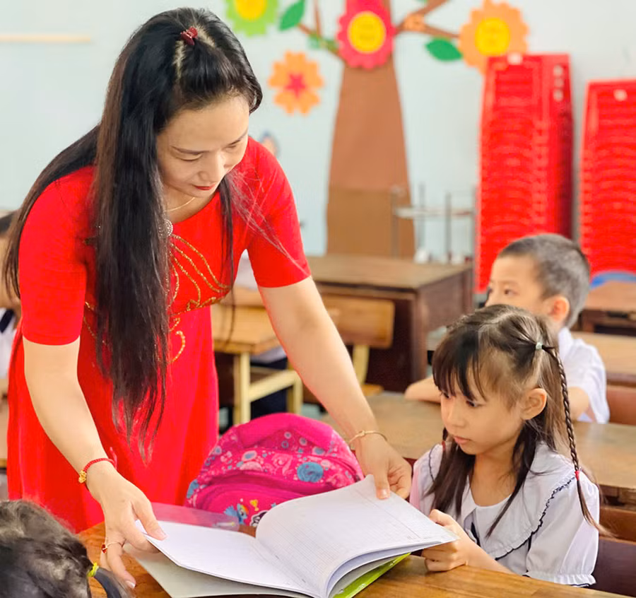 Cô Phan Thị Lý-giáo viên Trường Tiểu học Lê Quý Đôn (phường Ia Kring, TP. Pleiku) ân cần dỗ dành học sinh còn bỡ ngỡ trong ngày đầu đến lớp. Ảnh: Trần Dung
