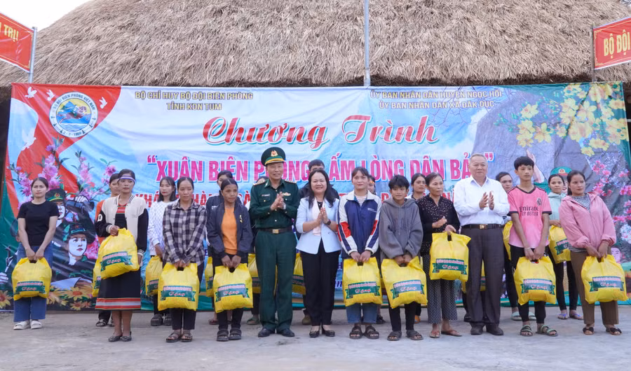 Bộ đội biên phòng và các đơn vị liên quan tặng quà cho hộ nghèo. Ảnh: DN
