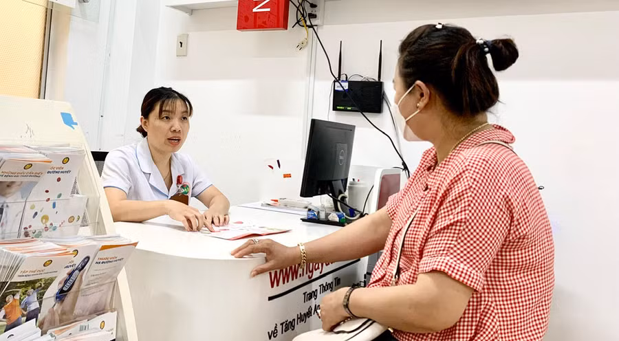 Nhân viên Phòng tư vấn tăng huyết áp và đái tháo đường (Bệnh viện Đa khoa tỉnh) tư vấn cho người bệnh. Ảnh: N.N