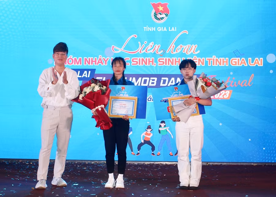 Nhạc sĩ, ca sĩ Sỹ Luân (bìa trái) trao giải nhì cho các đội tham gia phần thi nhảy trên nền nhạc bài hát tự chọn. Ảnh: Minh Nhật