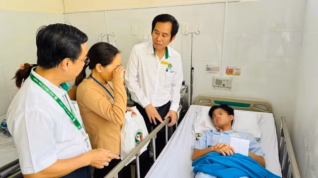 Nam sinh nhiễm độc Xyanua được cứu sống sau gần 1 tháng điều trị, lọc máu tích cực. Hiện nam sinh đã xuất viện về nhà. (Ảnh: Hải Yến) Nam sinh nhiễm độc Xyanua được cứu sống sau gần 1 tháng điều trị, lọc máu tích cực. Hiện nam sinh đã xuất viện về nhà. (Ảnh: Hải Yến)