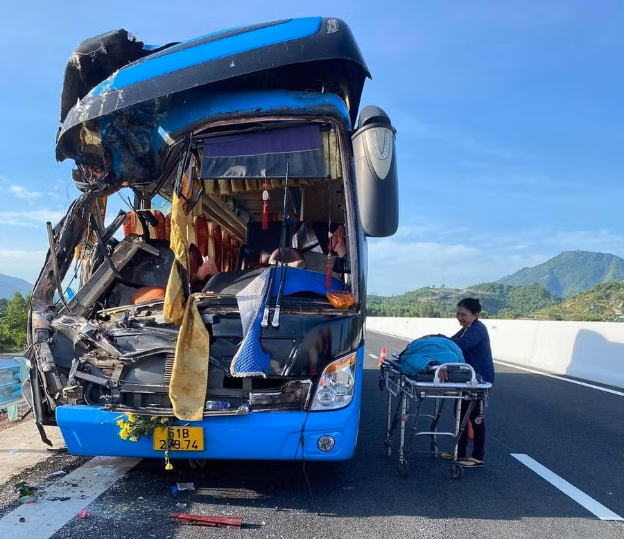 Xe khách chở đoàn từ thiện gặp tai nạn trên cao tốc Cam Lâm - Nha Trang. Ảnh: Thu Huyền Xe khách chở đoàn từ thiện gặp tai nạn trên cao tốc Cam Lâm - Nha Trang. Ảnh: Thu Huyền