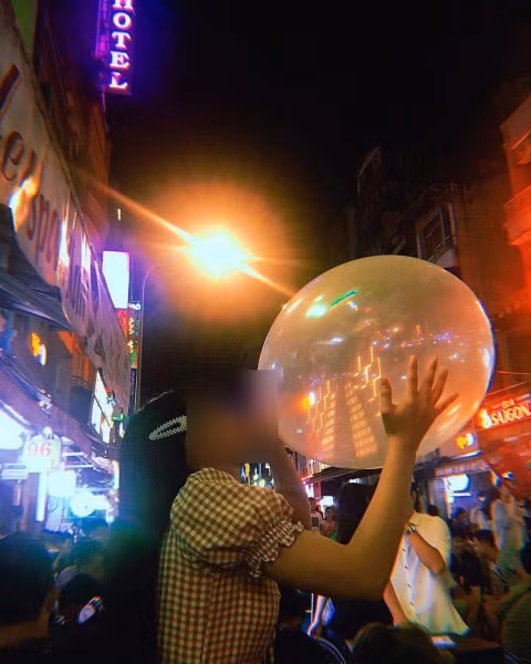 Hít “bóng cười” trở thành thú chơi công khai trên đường phố.
