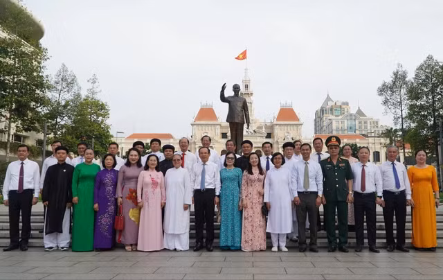 Lãnh đạo TP HCM cùng đoàn đại biểu Ủy ban MTTQ TP HCM dâng hoa, dâng hương và chụp hình lưu niệm tại Công viên Tượng đài Chủ tịch Hồ Chí Minh